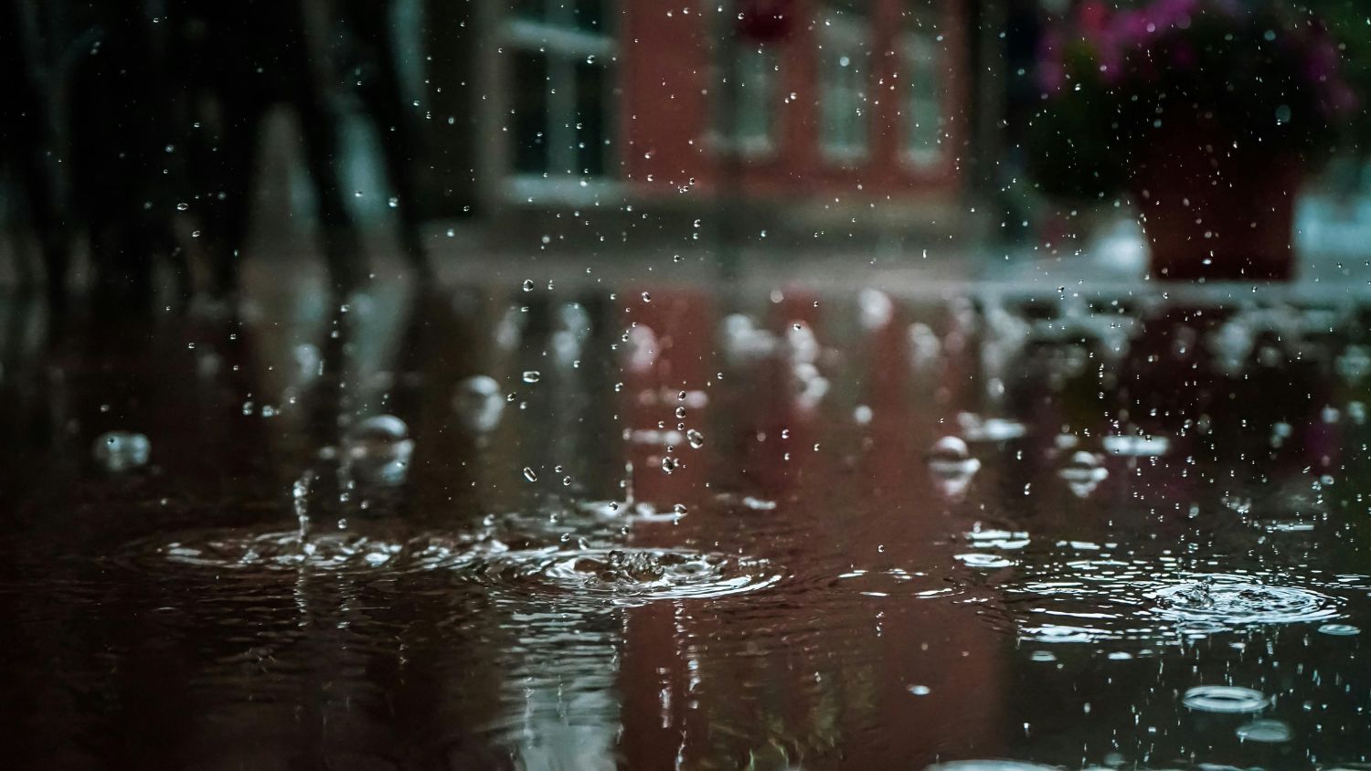 Why Detachable Hoods are the Perfect Answer to the UK's Unpredictable Weather